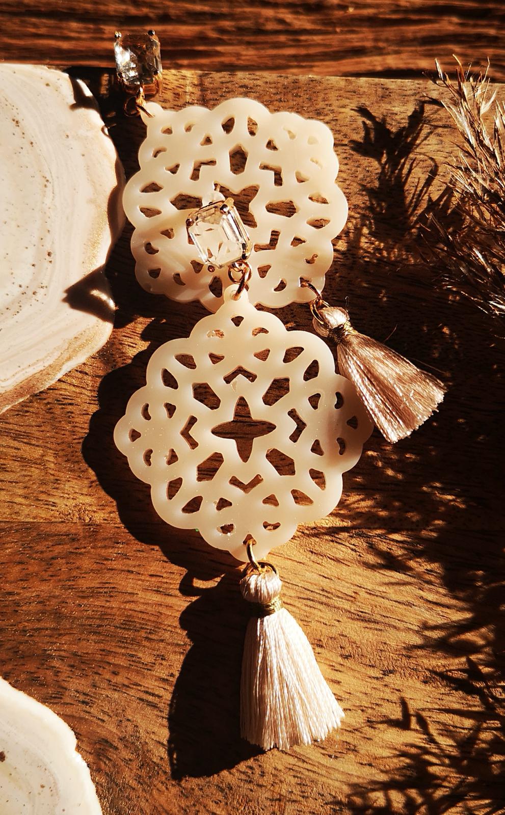 Ornament hanger with tassel beige